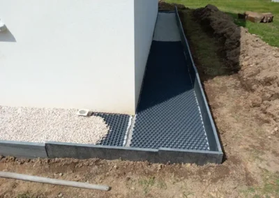 3ème partie du chantier de Tréméven - Pose de plaque alvéolée sur lit de 6/10 pour faciliter un drainage