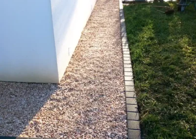 4ème partie chantier aménagement paysagers à Riec-sur-Belon - Pose de plaque alvéolée et installation de gravier marbré