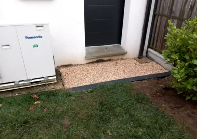 4ème partie chantier aménagement paysagers à Riec-sur-Belon - Pose de plaque alvéolée et installation de gravier marbré