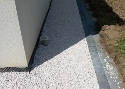 4ème partie du chantier de Tréméven - Pose de gravier après pose de pavés béton