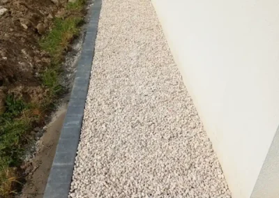 Création d'une allée en pavés et graviers marbrés pour aller au garage