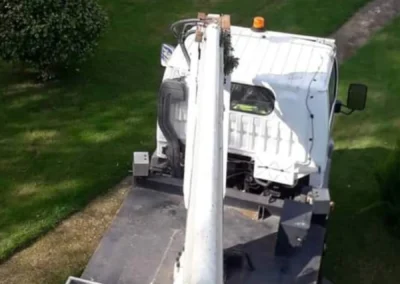 Démontage d'arbre mort avec la nacelle